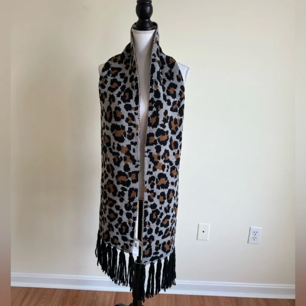 Old navy || womans Leopard Print Scarf with Fringe